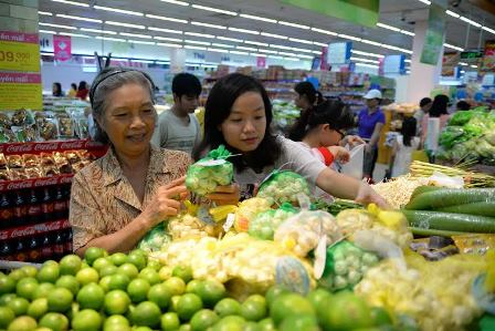 Co opmart offers sharp price cut during New Year holiday